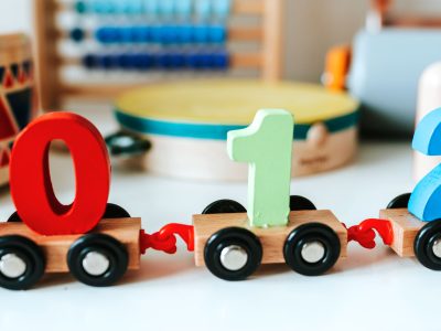 set-kid-toys-white-shelf